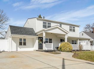 125 Abbey Ln, Levittown, NY 11756