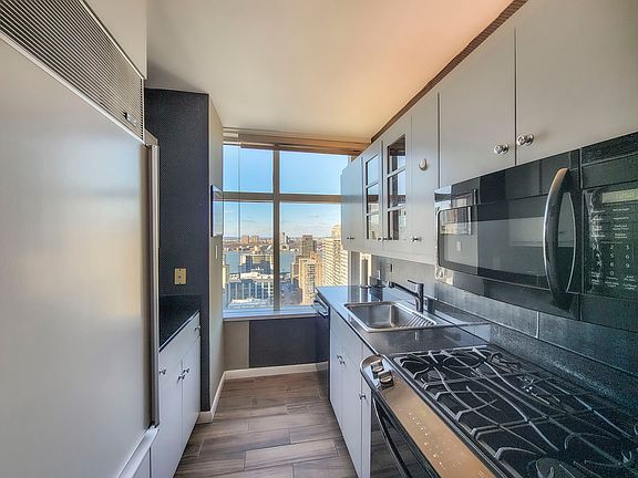 4th image of 160 W 66th St APT 27B