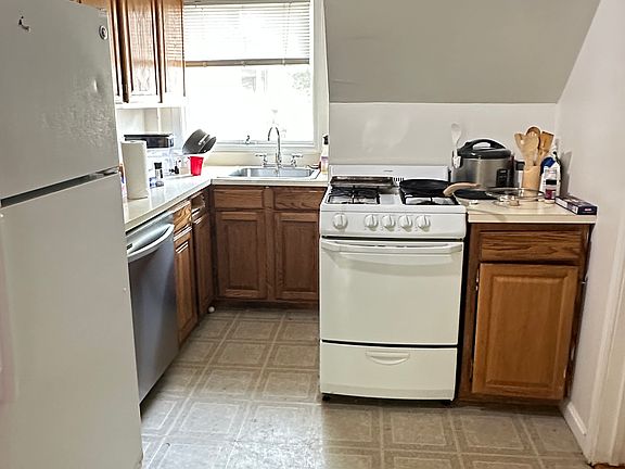 3rd image of 29 Orkney Rd #27B
