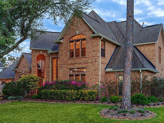 Stately elevation