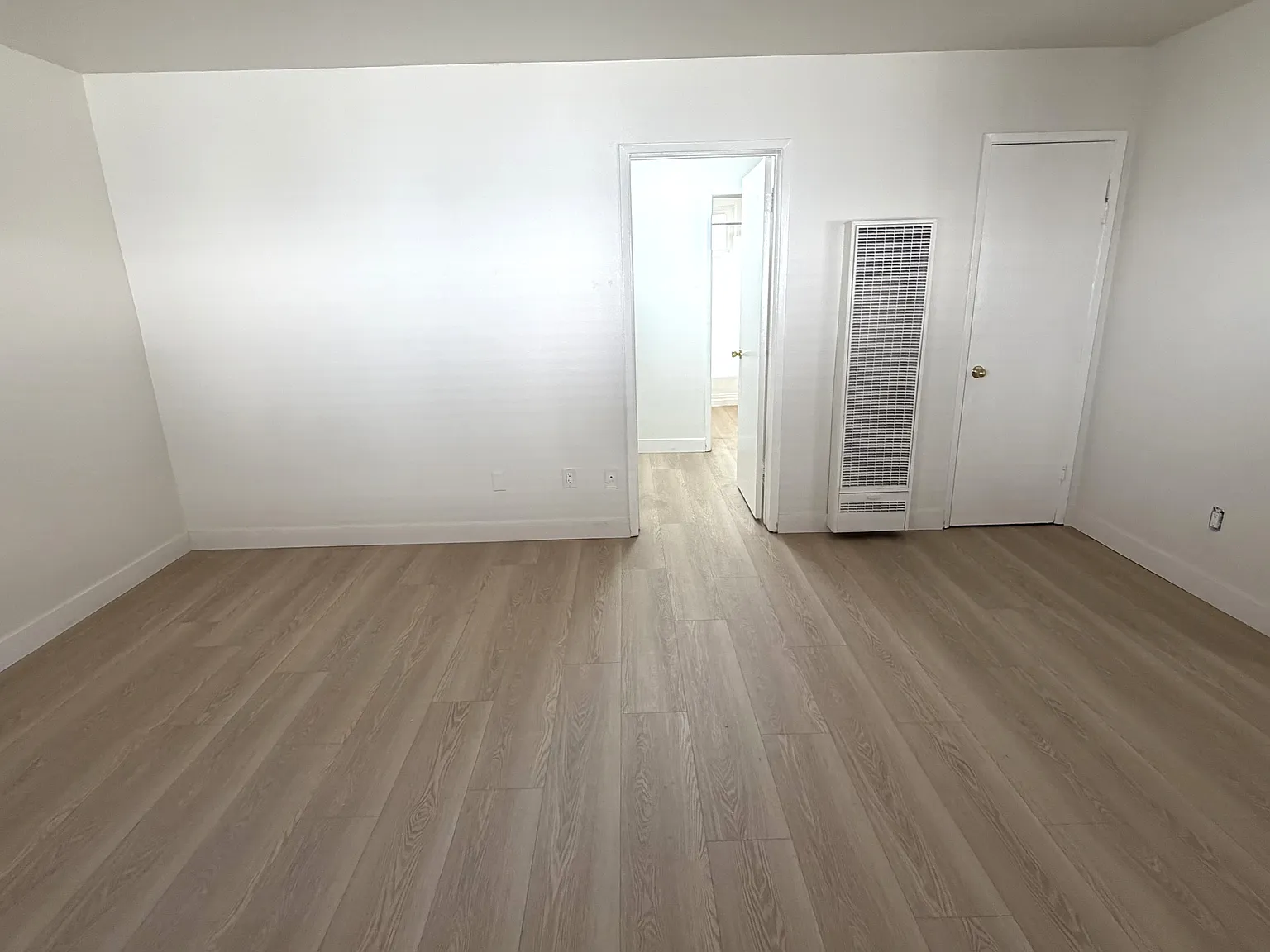 Studio, 400 sqft, $1,800 — Photo 2