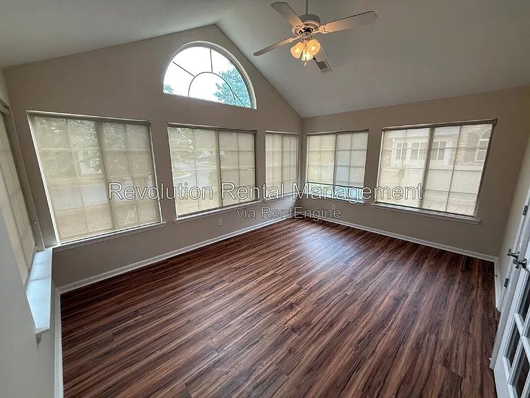 302 Gladstone Dr — Photo 5