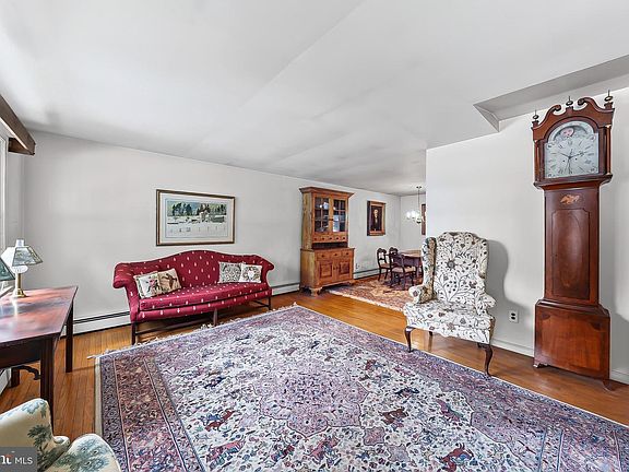 3rd image of 7 Dogwood Dell Dr
