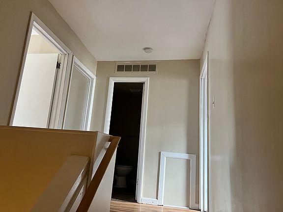5th image of 300 E 9th St