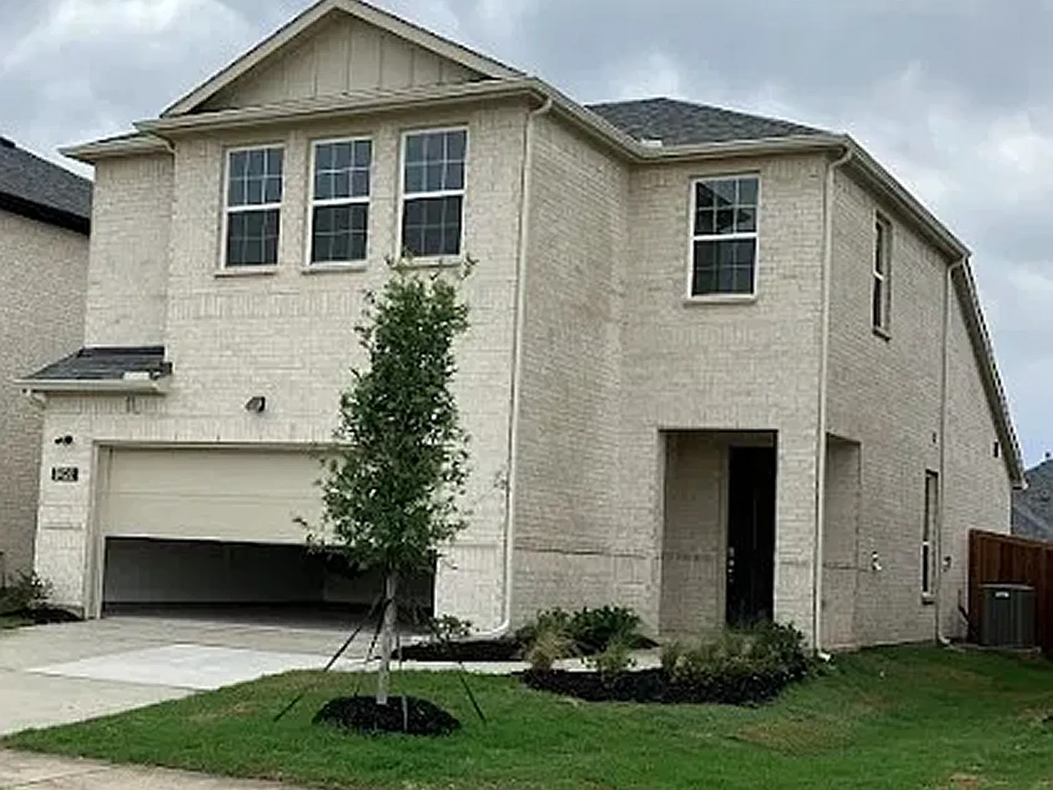 4 bed, 2037 sqft, $2,250 — Photo 2