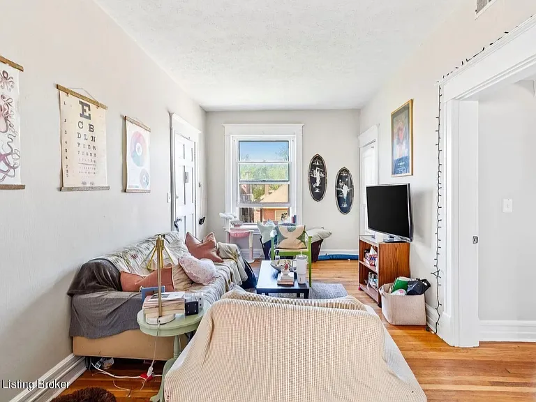 408 Kensington Ct #5 — Photo 2