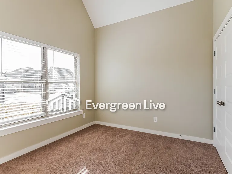 163 Park Dr N — Photo 15