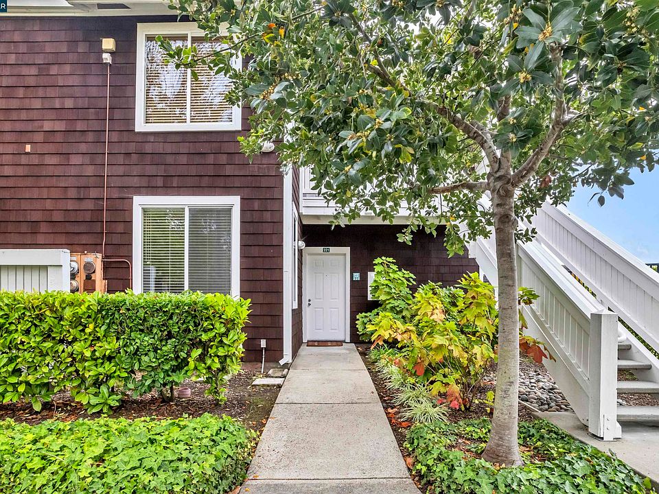 1st image of 221 Bayside Ct