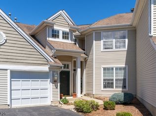 438 Homestead Ct, Stewartsville, NJ 08886