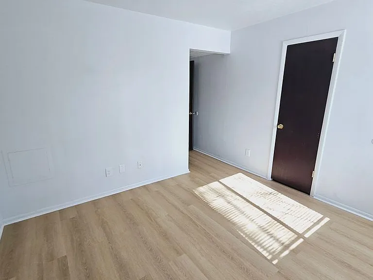 Sugarbush Apartments — Photo 202
