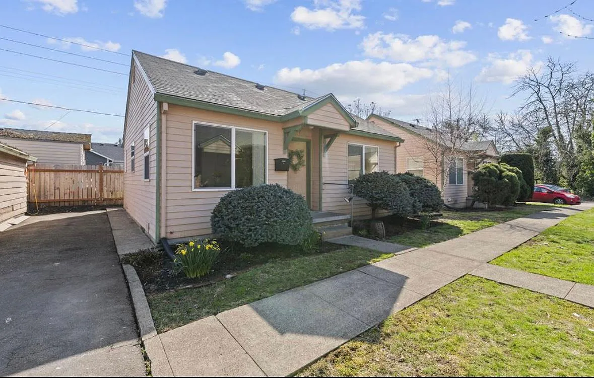 1647 Winona Ct NE — Photo 4