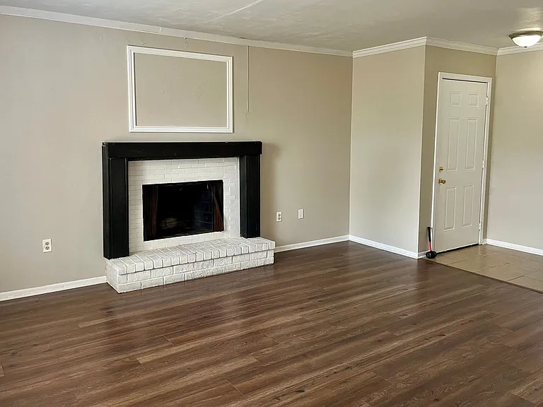 5120 Everett Ln — Photo 2