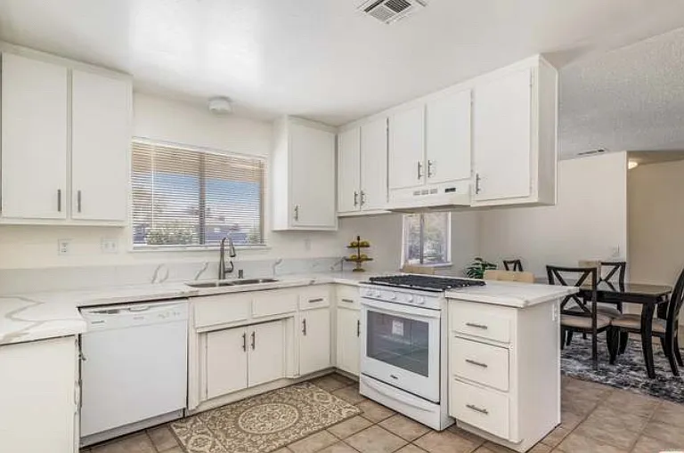 14820 Riverside St — Photo 1