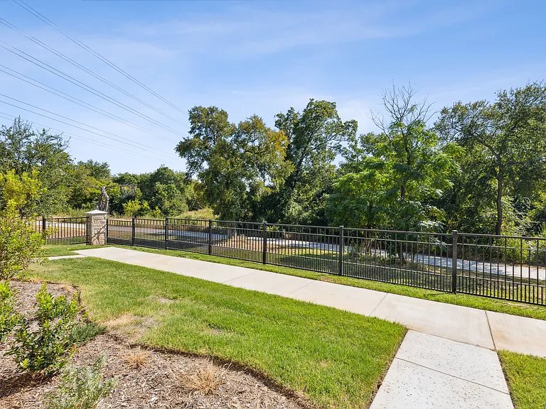 1905 McClane Dr — Photo 26