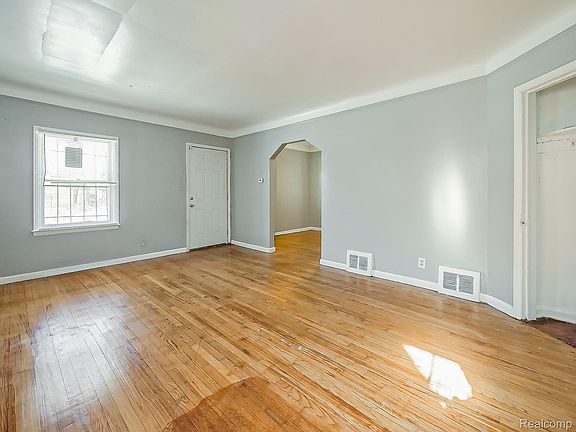 4th image of 9744 Lakepointe St