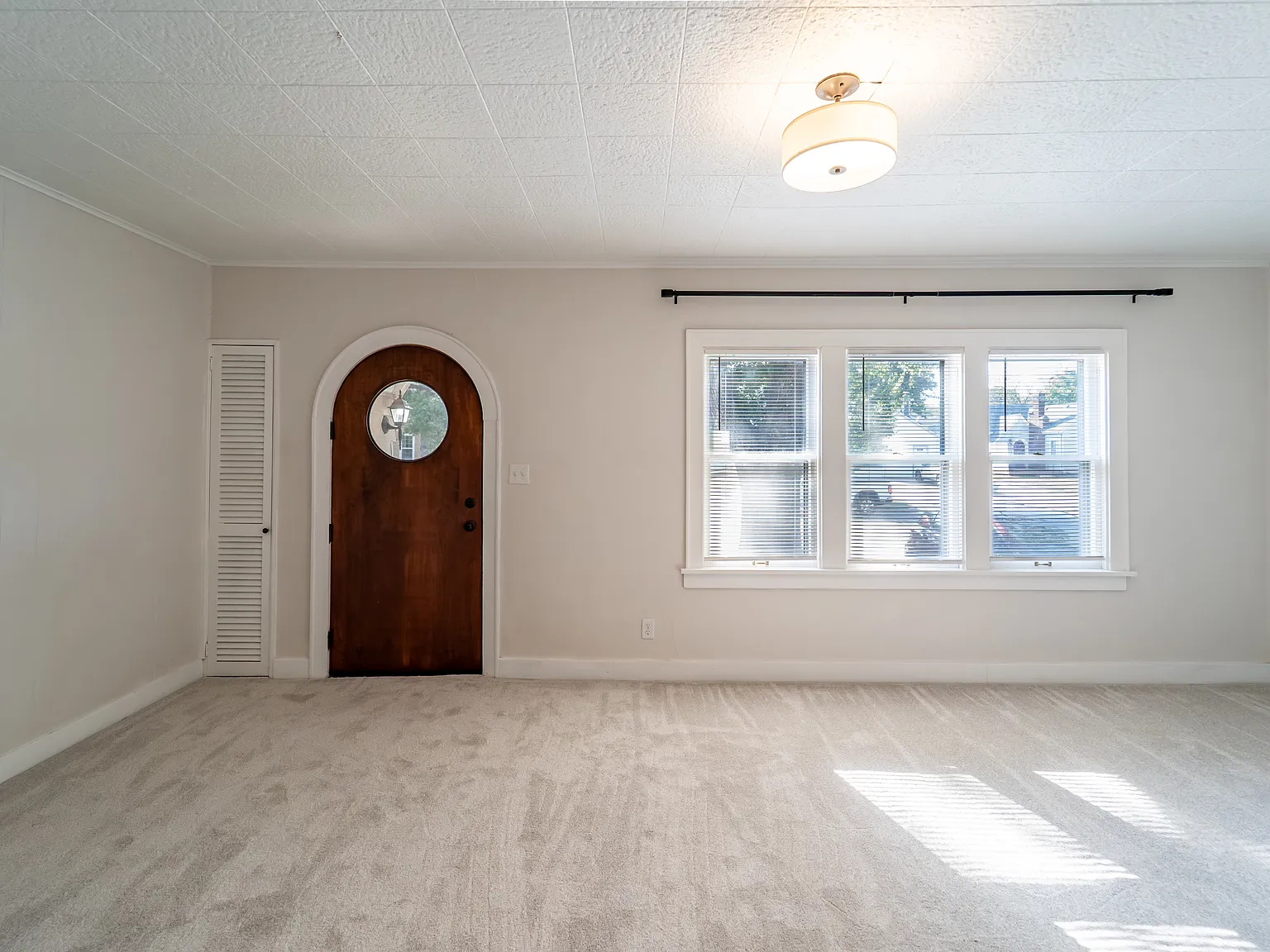 4 bed, 2063 sqft, $1,800 — Photo 2