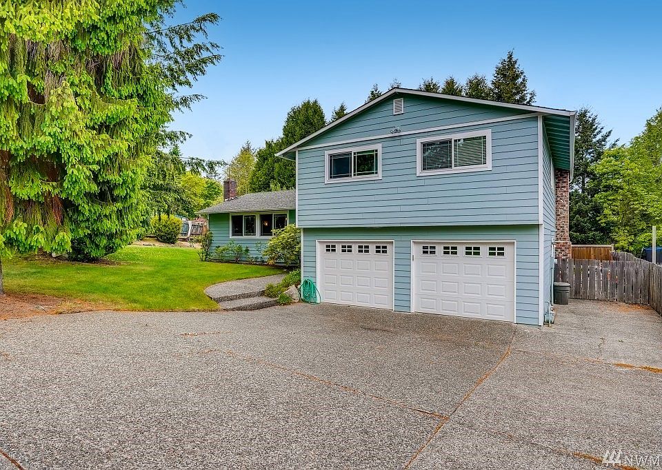 Lovely Lochaven tri-level home on a large corner. The side street does not go through. Fully fenced backyard with a large deck, patio and shed.