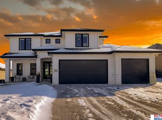 18212 Cheyenne Rd, Omaha, NE 68136