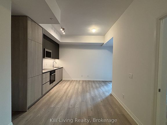 2nd image of 400 King St W #726
