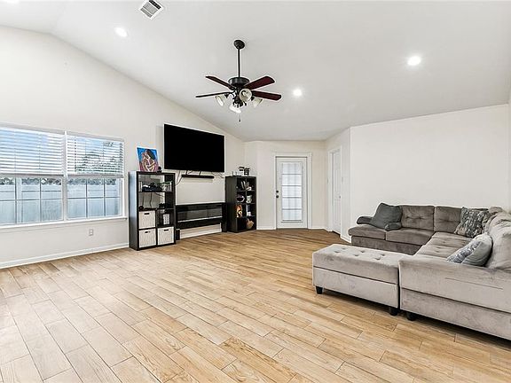 3rd image of 206 Avenue M
