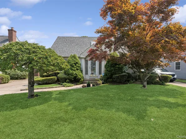 22 Briarcliff Drive, North Merrick, NY 11566
