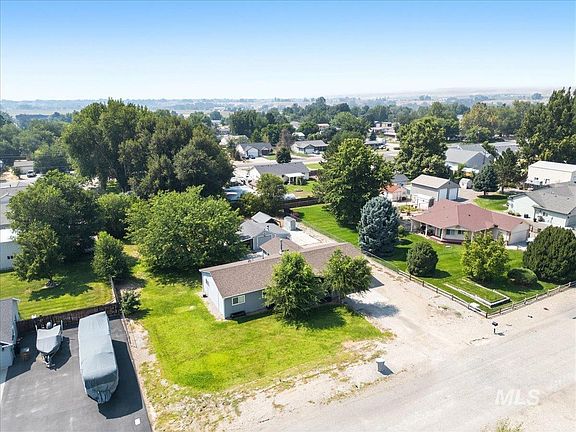 3rd image of 1699 Syringa Dr