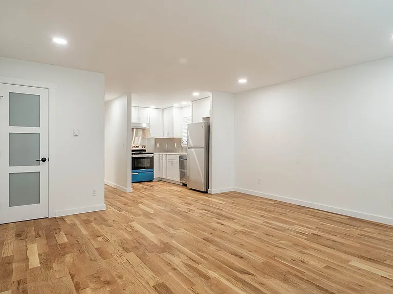 928 NW Spring St — Photo 20