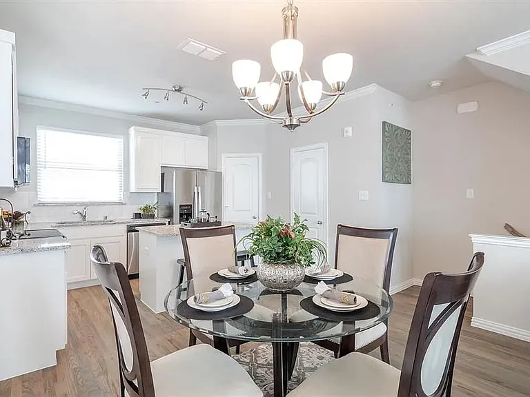 Lamar Townhomes — Photo 9