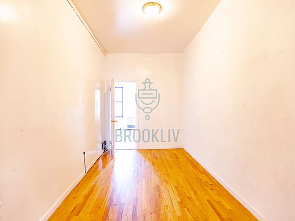 5th image of 319 Jefferson St #4A