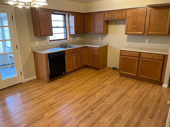 3rd image of 992 Clinton Ave