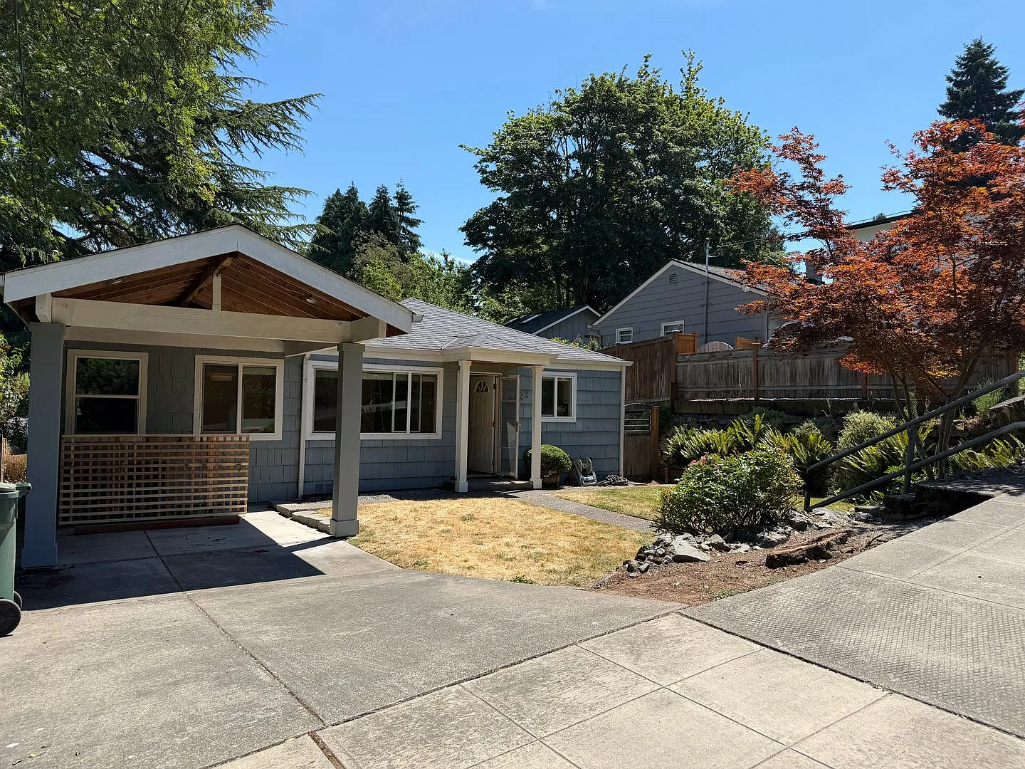 2 weeks Free Rent at Beautiful Maple Leaf Rambler next to Elementary school — Photo 3