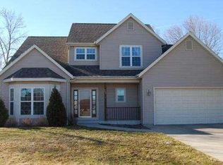 667 Hillcrest Rd, Saukville, WI 53080