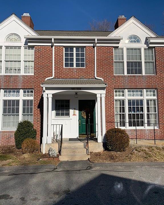 2nd image of 306 Old Country Rd #306