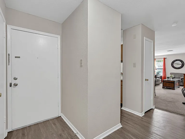 Sunlake Apartments — Photo 9