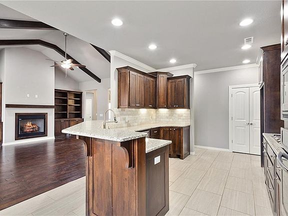 3rd image of 2547 N Glenmoor Dr