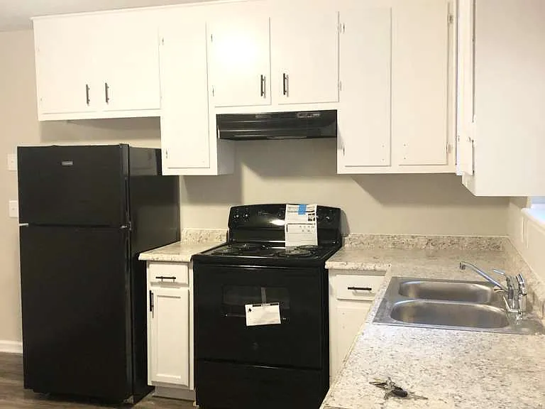 212 E Paces Dr — Photo 2
