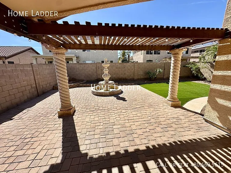 445 E Cantebria Dr — Photo 21