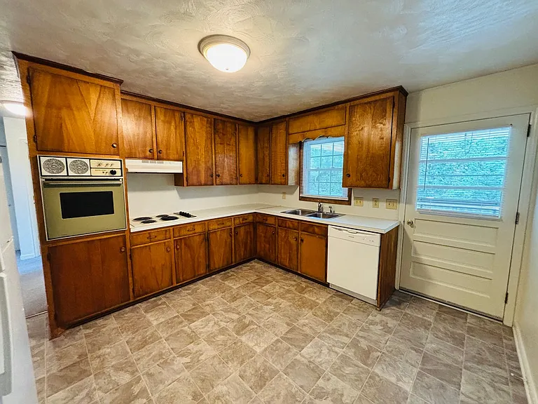 2 Bedroom, 1 Bath Apartment — Photo 6