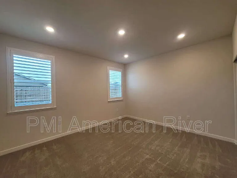 5033 Rialto Dr — Photo 6