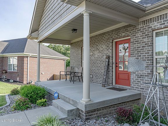 3rd image of 3174 Squire Cir