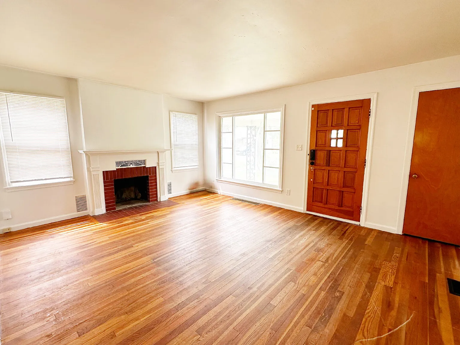 3 bed, 1.0 bath, 915 sqft, $1,425 — Photo 4