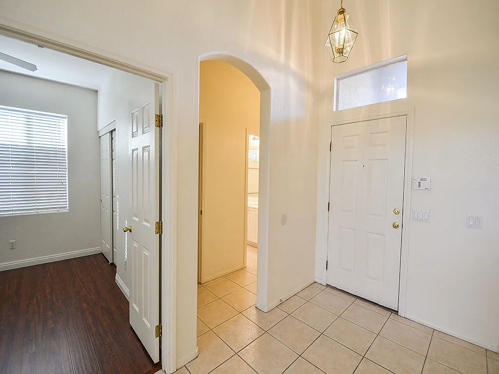 3 bed, 2.0 bath, 1841 sqft, $2,295 — Photo 2