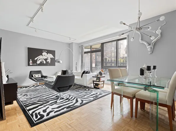 100 United Nations Plaza image 1 of 7