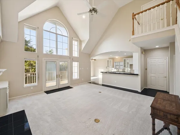 422 Bay Colony Dr, La Porte, TX 77571