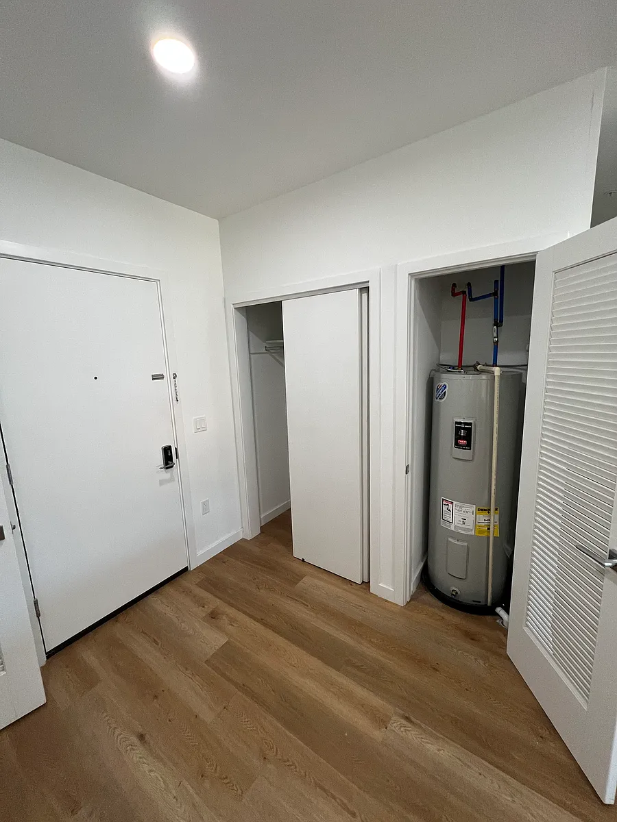 Building Photo - 207 Freeway Dr E #3
