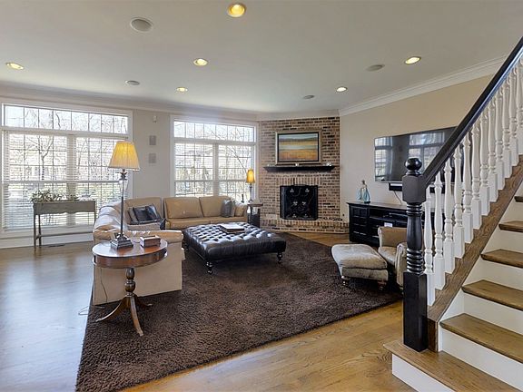 4th image of 940 S Scarsdale Ct
