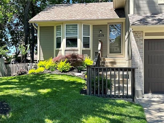 2nd image of 1219 SW Eastman Ct