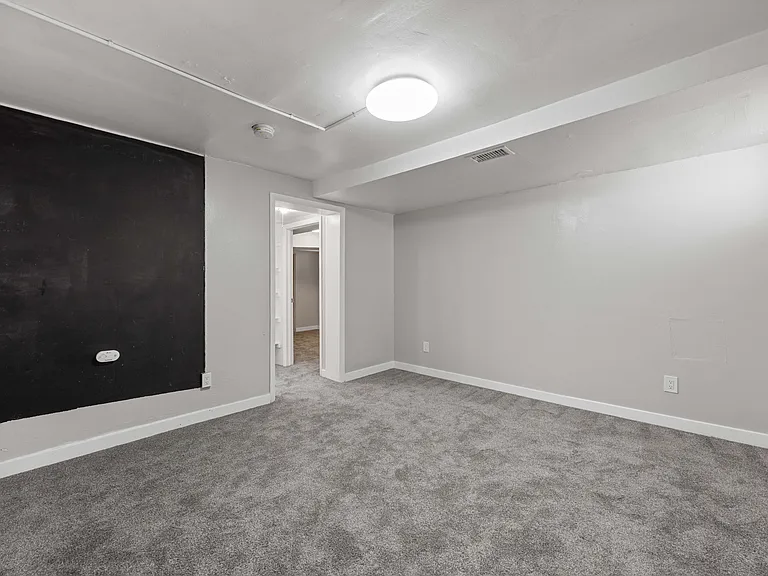Thomas Logan Apartments — Photo 18