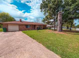 201 Thomas Rd, Palestine, TX 75803