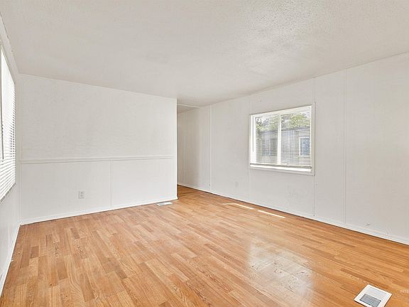 4th image of 408 E 51st St Trailer 10